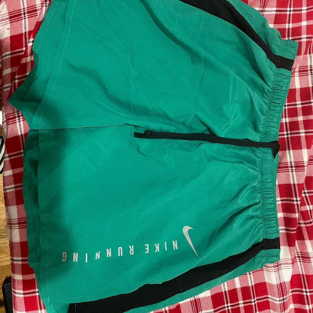 MENS LARGE NIKE RUNNING SHORTS WITH LINING